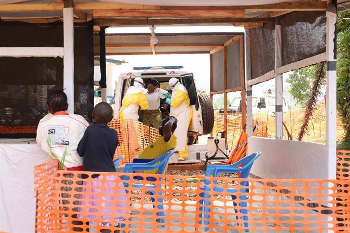 Archivo - Fotografía de archivo de trabajadores sanitarios en Ituri, en el noreste de República Democrática del Congo (RDC), en el marco del brote de ébola declarado a mediados de mayo en el país