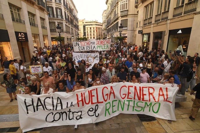Manifestación en Málaga por el derecho a una vivienda y animando a la huelga general
