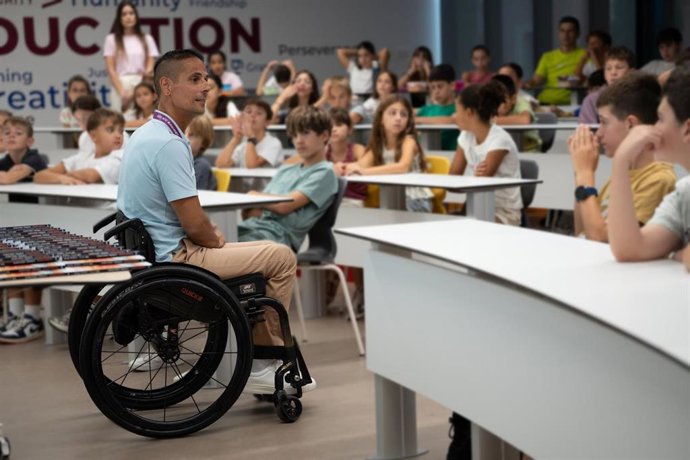 El ciclista paralímpico Sergio Garrote abre en Reus el proyecto 'Valors Olímpics' de la UFEC