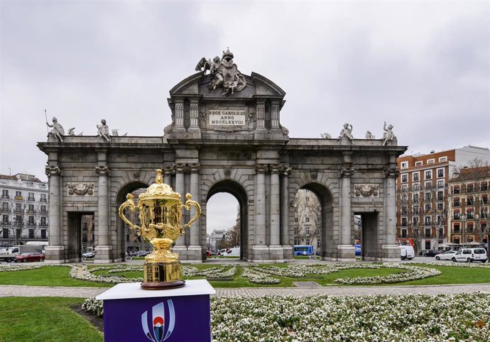Trofeo de la Copa del Mundo de Rugby enfrente de la Puerta de Alcalá de Madrid.