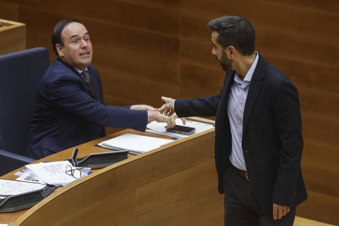 El 'president' de la Generalitat, Juanfran Pérez Llorca, y el síndic del PSPV, José Muñoz, en la sesión de control en Les Corts