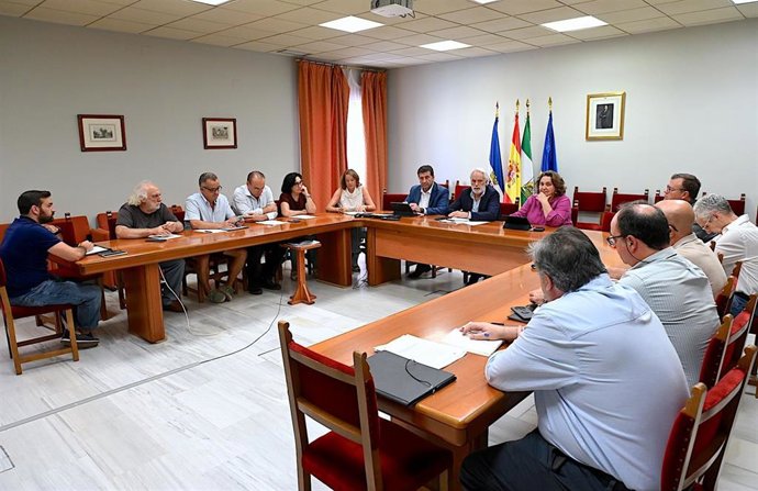 El primer teniente de alcaldesa y delegado de Presidencia en el Ayuntamiento de Jerez de la Frontera (Cádiz), Agustín Muñoz, en una reunión con colectivos vecinales del centro de Jerez para abordar la celebración de las zambombas.