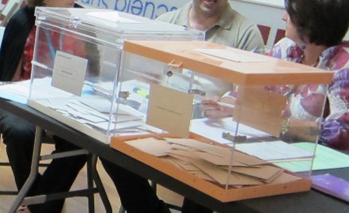 Archivo - Mesa electoral, en una imagen de archivo