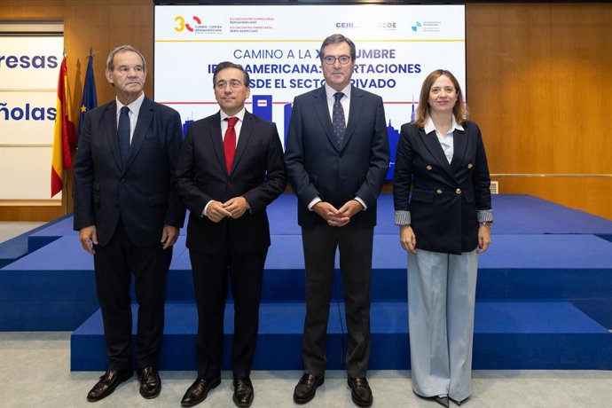 El secretario general de la Secretaría General Iberoamericana, Andrés Allamand; el ministro de Asuntos Exteriores, José Manuel Albares; el presidente de la CEOE, Antonio Garamendi; y la secretaria de Estado de Comercio, Amparo López Senovilla.