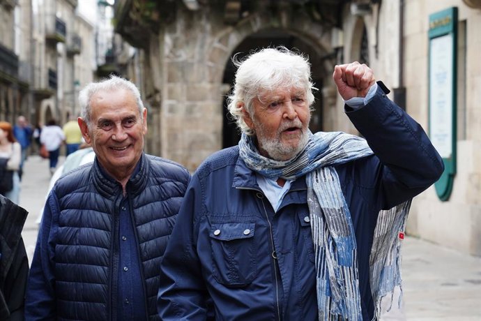 Archivo - Arquivo - (Foto de ARQUIVO)  O primeiro eurodeputado do Bloco em 1999, Camilo Nogueira (à esquerda), e o ex-líder histórico do BNG, Xosé Manuel Beiras, ao chegarem à exibição de um documentário do BNG, no Teatro Principal, em 14 de setembro de