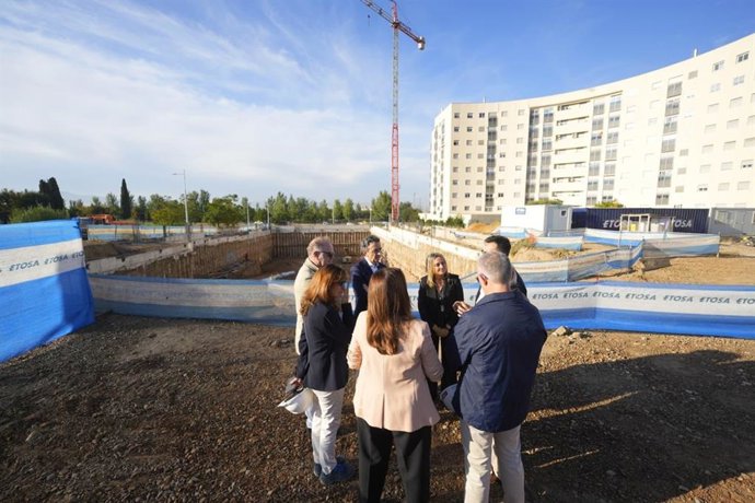 La alcaldesa de Granada, Marifrán Carazo, visita las obras de la promoción Bazán Rosaleda.