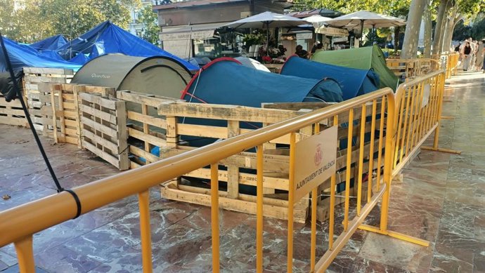 L'Acampada per la vivenda de València a primera jora d'este dijous, 8 d'octubre.