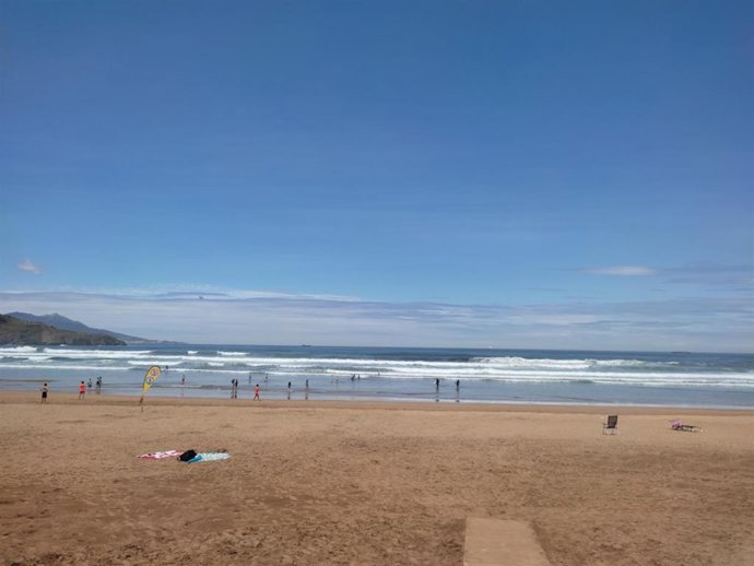 Archivo - Playa de Zierbena (Bizkaia) en una jornada soleada