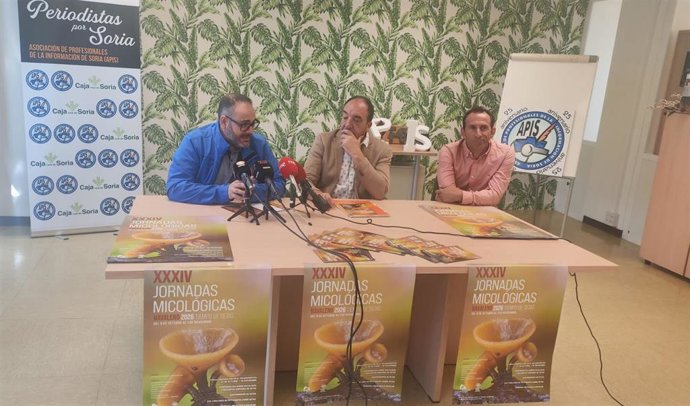 De izda a cha, José Antonio Vega, Jesús Javier Andrés y Luis José Lucas presentan las Jornadas Micológicas de Navaleno.