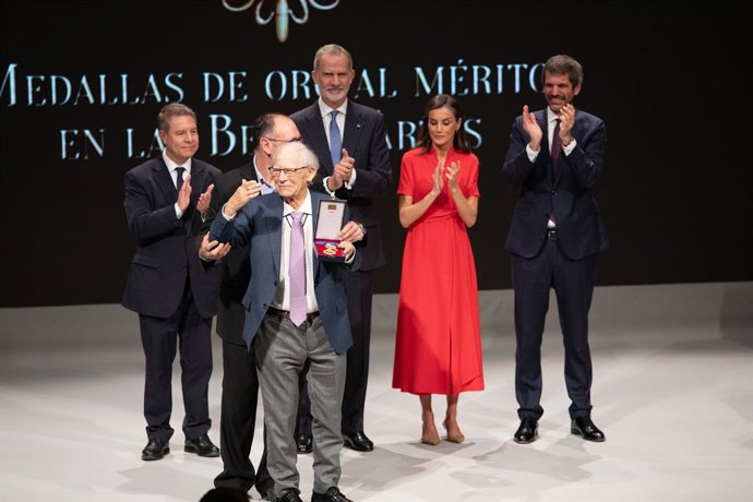 Archivo - Los Reyes Felipe y Letizia, el presidente de Castilla-La Mancha, Emiliano García-Page, y el ministro de Cultura, Ernest Urtasun, con el director, guionista y productor cinematográfico Pere Portabella, durante el acto oficial de entrega de los ga