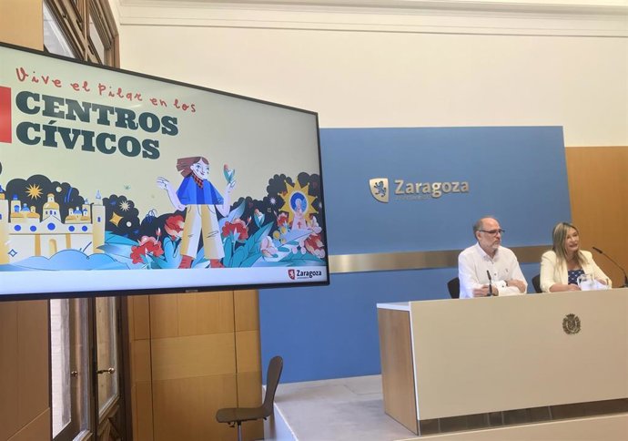 El consejero municipal de Participación Ciudadana y Régimen Interior, Alfonso Mendoza; y la jefa de planificación cultural de los centros cívicos de Zaragoza, Marimar Delgado, presentan la programación de los centros civicos en las fiestas del Pilar
