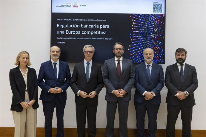 El equipo de CECA e ICADE junto al presidente de Unicaja, José Sevilla, y el jefe de la Unidad de Macroeconomía Financiera y Política Macroprudencial de la Comisión Europea, Emiliano Tornese, en la presentación.