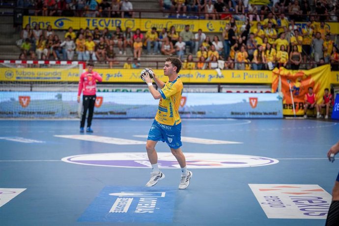 Imafen de un partido de la Liga ASOBAL con el logo de SELAE en la pista