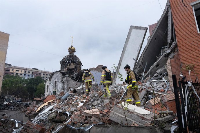 23 de setembro de 2026, Kramatorsk, região de Donetsk, Ucrânia: As consequências de um ataque com bombas aéreas KAB russas que causou danos a uma igreja e a prédios residenciais na cidade de Kramatorsk, na linha de frente da região de Donetsk. Várias pess