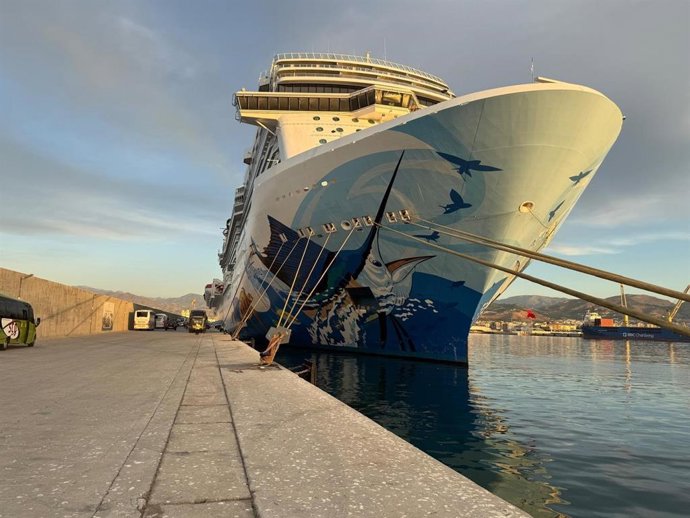 El Puerto de Motril recibe este jueves una doble escala de cruceros con la presencia del Norwegian Escape, que visita por primera vez el recinto portuario de la Costa Tropical granadina, y del Royal Clipper, un clásico de la temporada crucerística.