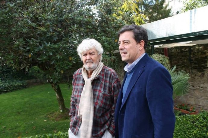 El histórico nacionalista Xosé Manuel Beiras junto al secretario xeral del PSdeG, Xosé Manuel Beiras, en un encuentro en 2013