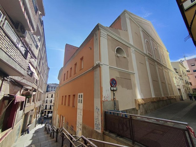 Trabajos de pintua en el Gran Teatro de Cáceres para devolver el color original a la fachada