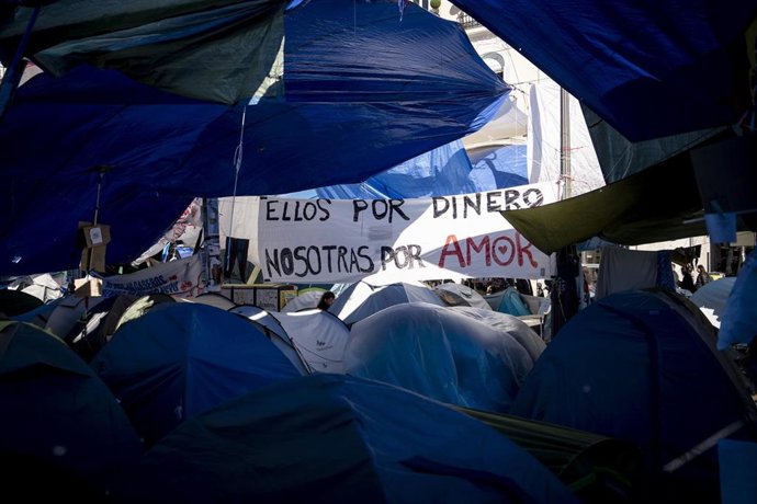 Acampada por la vivienda, en la Puerta del Sol, a 8 de octubre de 2026, en Madrid (España). La acampada en Sol desborda la plaza y los acampados mantienen sus reivindicaciones contra los desahucios y los alquileres "desorbitados". El Boletín Oficial del E