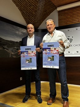 El diputado de Deportes de la Diputación de Cáceres, Pablo Miguel López, junto al presidente de la Federación Extremeña de Karate, Daniel Timón