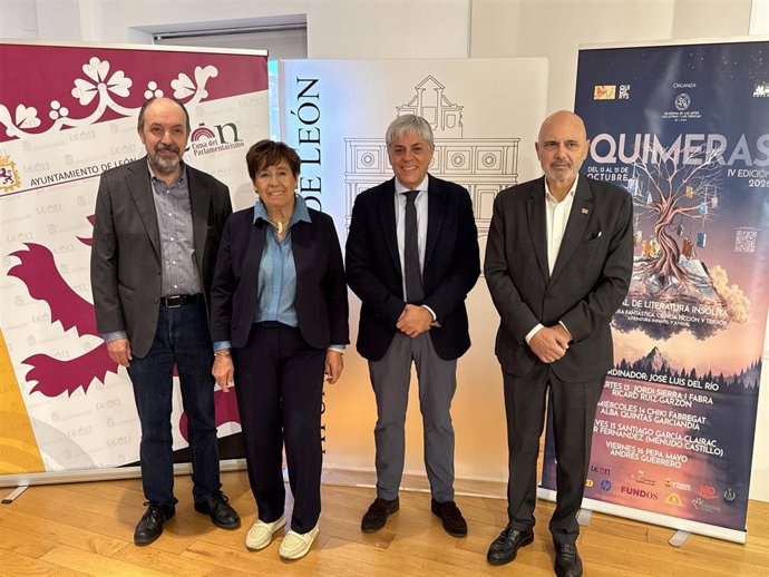 La concejala de Acción y Promoción Cultural de León, Elena Aguado (centro izquierda) y el delegado territorial de la Junta en León, Eduardo Diego (centro derecha), junto a los reopresentantes de la Academia de las Artes, las Letras y las Ciencias de León.