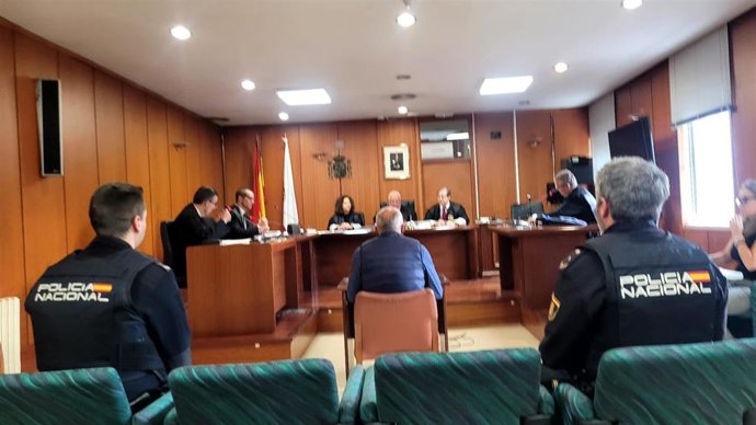 Acusado de abalanzarse sobre un Policía Nacional con una navaja e intentar herirle