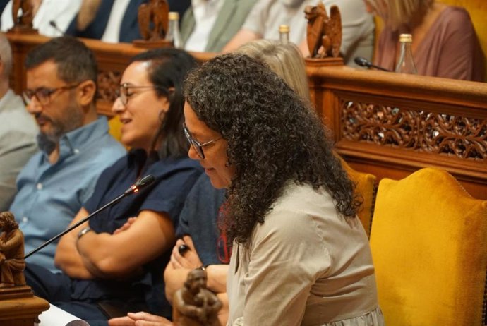 La portavoz del grupo socialista en el Consell de Mallorca, Catalina Cladera, en el pleno de la institución insular.
