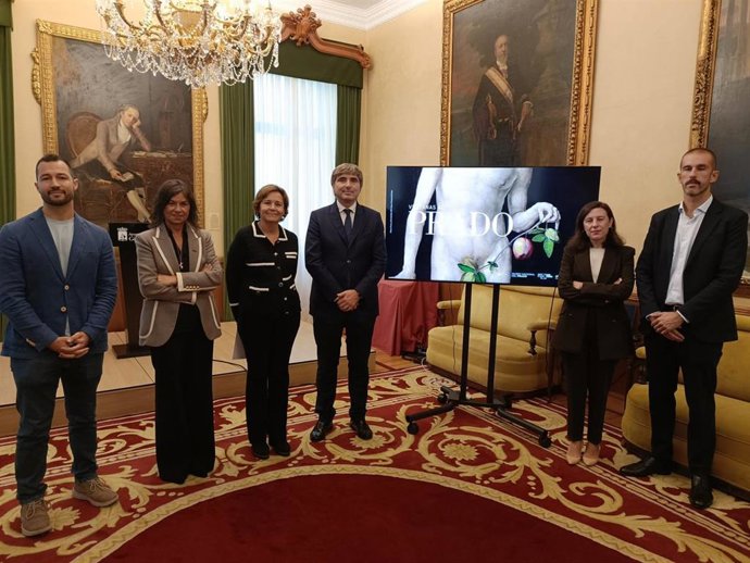 El director adjunto del Museo Nacional del Prado, Alfonso Palacio, y la alcaldesa gijonesa, Carmen Moriyón, junto a y Sara Moro y Ricardo Villoria, del estudio La Rectoral, presentan 'Ventanas al Prado'.