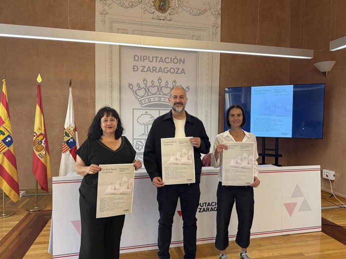 El diputado delegado de Archivos y Bibliotecas de la DPZ junto a las escritoras Eva Cosculluela y Paula Figols, durante la presentación de la primera edición del ciclo 'La provincia en prosa'.