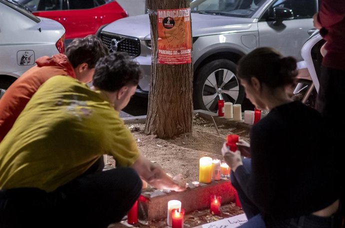Varias personas del Sindicato de Inquilinas dejan velas y mensajes en la vivienda de Maricarmen.