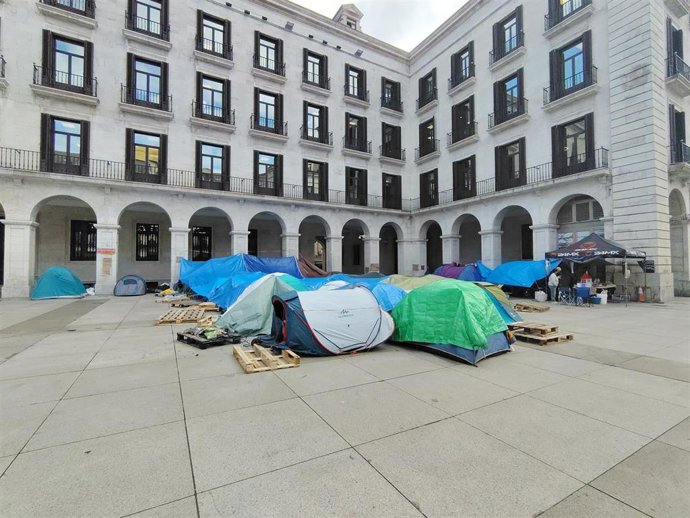 Unas cuarenta tiendas permanecen en la Plaza Porticada