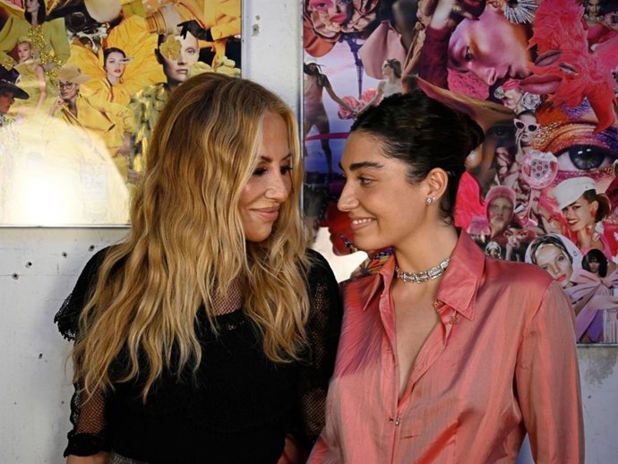 Marta Sánchez y su hija, Paula Cabanas, durante la inauguración de su primera exposición de collage 'pop cut' en Madrid