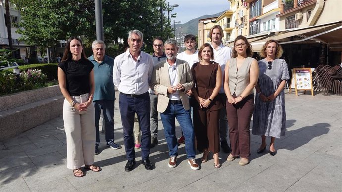 El secretario de Organización del PSOE de Málaga, José Bernal, junto con Victor Navas, candidato del PSOE a la Alcaldía del Ayuntamiento de Benalmádena y Maria Isabel Ruiz, diputada provincial socialista, entre otros.