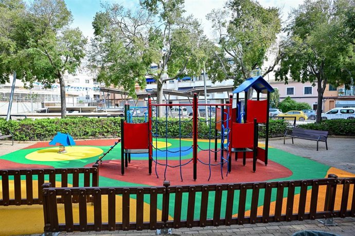 El Ayuntamiento de Palma completa la renovación del área de juegos infantiles de la plaza Josep Maria Llompart
