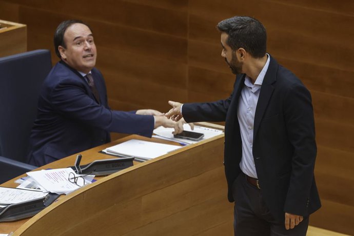 El president de la Generalitat, Juanfran Pérez Llorca, i el síndic del PSPV, José Muñoz, en la sessió de control en Les Corts