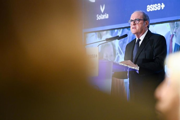 El defensor del Pueblo, Ángel Gabilondo, interviene durante un desayuno informativo de Fórum Europa, en el Four Seasons Hotel Madrid, a 8 de octubre de 2026, en Madrid (España).