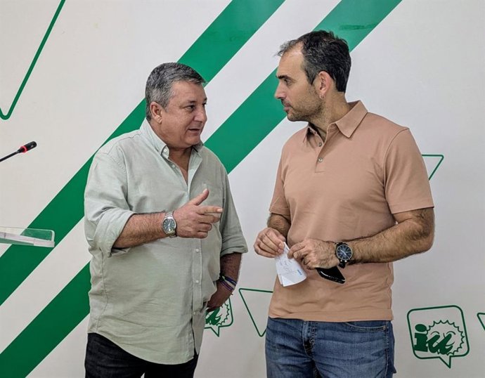 El coordinador general de IU Andalucía, Toni Valero, junto con el portavoz de IU en el Ayuntamiento de Benalmádena, Enrique Pablo Centella.