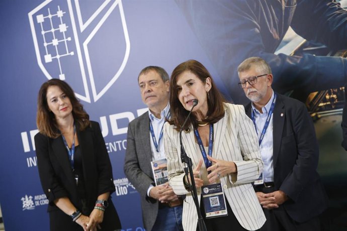 La consejera de Empleo, Empresa y Trabajo Autónomo, Rocío Blanco, atiende a los medios en su visita a Indudef.