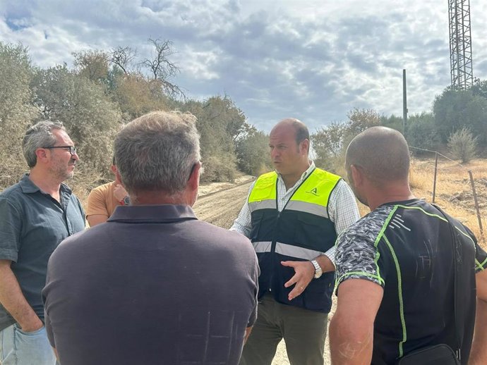 El delegado territorial de la Consejería de Sostenibilidad y Medio Ambiente en Cádiz, Óscar Curtido, en una visita a las obras en vías pecuarias junto al alcalde de Puerto Serrano, Daniel Pérez.