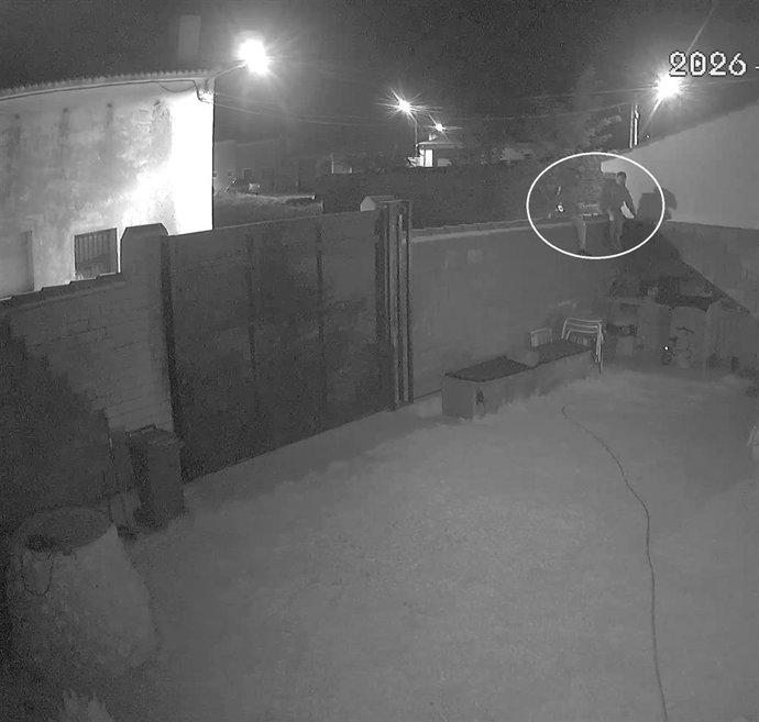 Archivo - Dos de los detenidos entran en la vivienda por la fachada.