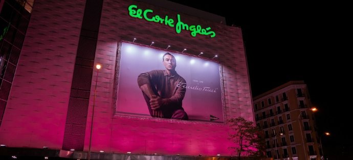 El Corte Inglés ilumina sus fachadas de rosa en apoyo a investigación contra el cáncer de mama