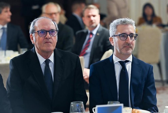 El defensor del Pueblo, Ángel Gabilondo (i), y el ministro de Hacienda, Arcadi España (d), durante un desayuno informativo de Fórum Europa, en el Four Seasons Hotel Madrid, a 8 de octubre de 2026, en Madrid (España).