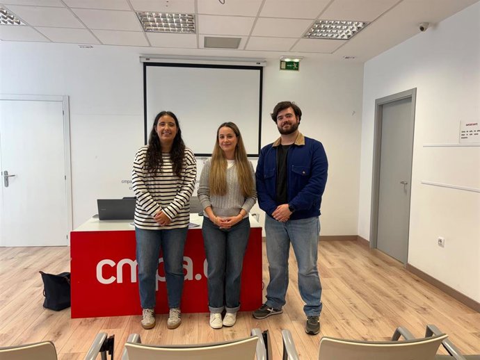 Claudia Lera, presidenta del Conseyu de la Mocedá d'Asturies (CMPA); Lucía Siles, vicepresidenta del Consejo de la Juventud de España y Alejandro Braña, responsable del área de socioeconómica del CMPA.