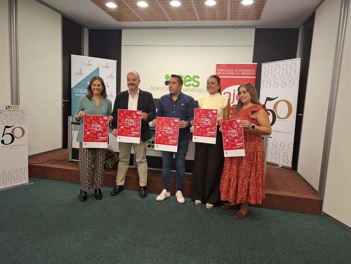 El presidente de AJE(centro), con las entidades organizadoras de la feria.