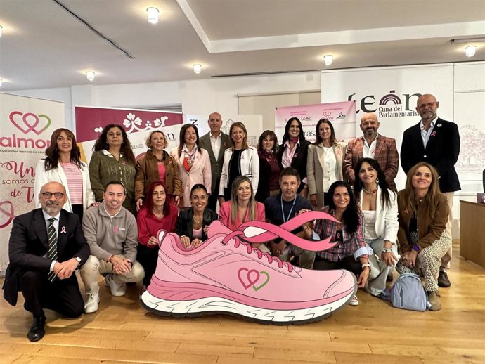 Presentación de la XII Carrera de la Mujer contra el Cáncer de Mama en el Ayuntamiento de León.