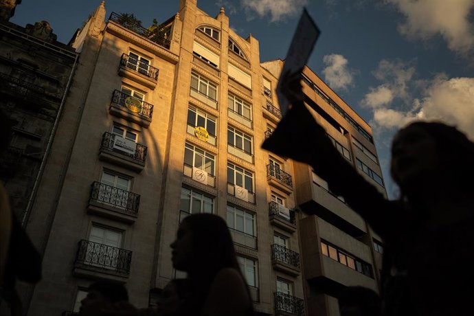 Un edificio con carteles durante una manifestación para exigir una reducción del precio de los alquileres de la vivienda.