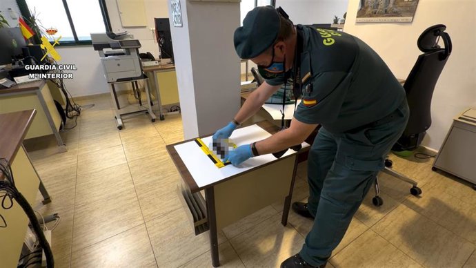 Un agente durante la investigación.