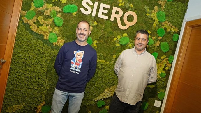 El alcalde de Siero, Ángel García “Cepi”, y el concejal de Ordenación y Gestión Urbanística, Vivienda y Empleo, Javier Rodríguez