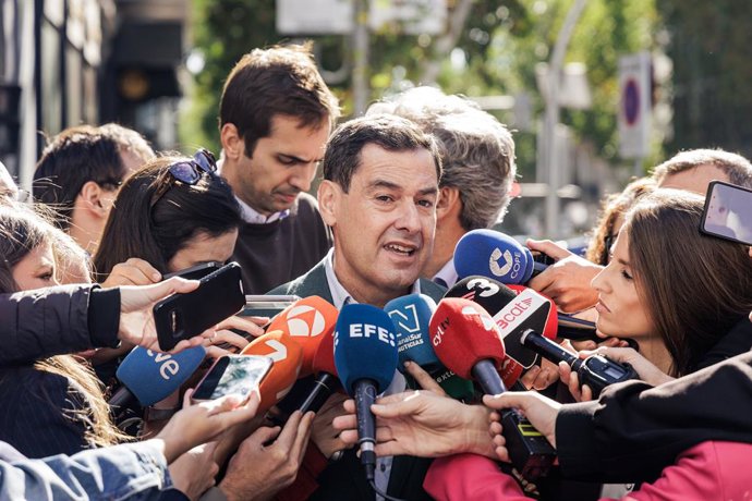 O presidente da Junta da Andaluzia, Juan Manuel Moreno Bonilla, ao chegar à reunião da Diretoria Nacional do partido, em 8 de outubro de 2026, em Madri (Espanha).