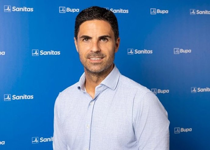 El entrenador del Arsenal FC, Mikel Arteta, colaborando con Sanitas