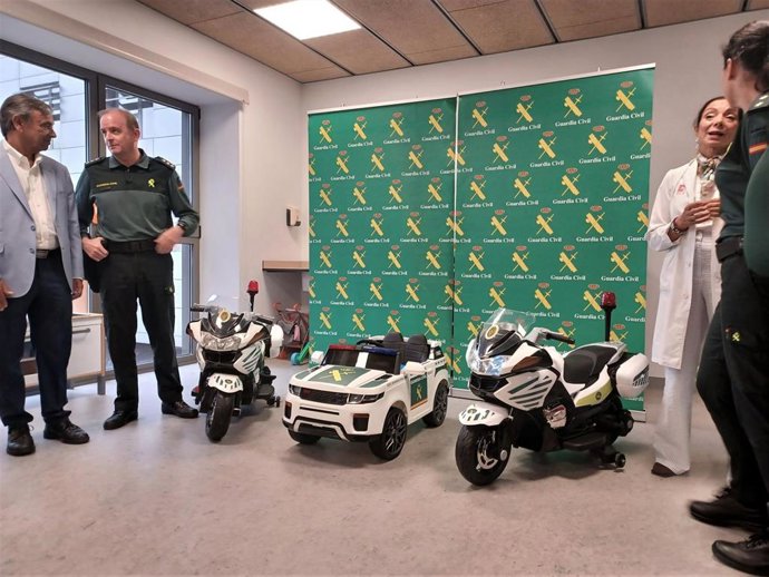 Guardias civiles y familiares donan coches patrulla de juguete al área de Hospitalización Pediátrica de Valdecilla